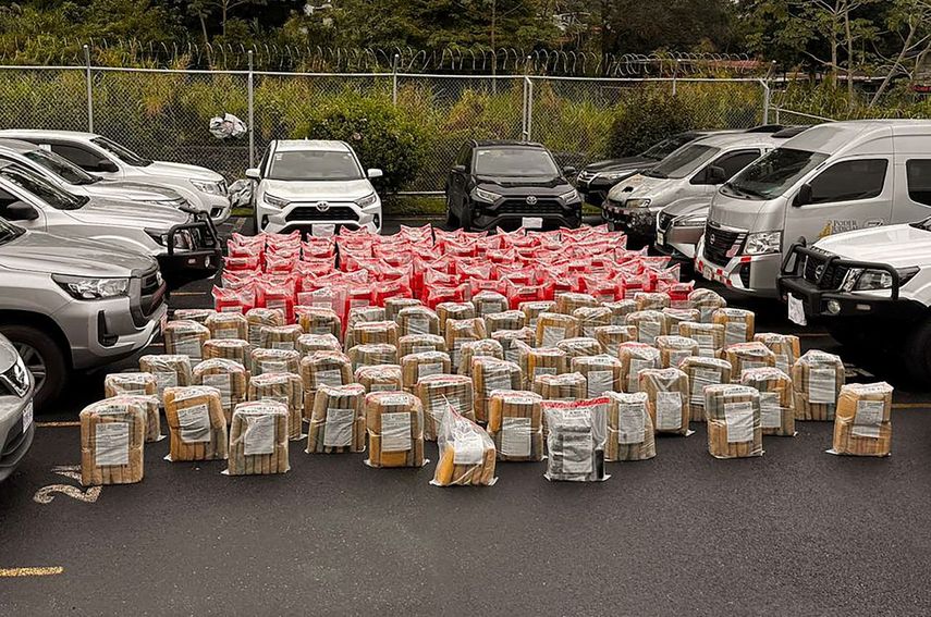 Una fotografía distribuida por el Departamento de Investigación Judicial (OIJ) de Costa Rica el 4 de noviembre de 2025 muestra paquetes de droga decomisados a un grupo de narcotraficantes en la provincia de Limón, Costa Rica. Las autoridades costarricenses desarticularon el martes un poderoso grupo de narcotraficantes que enviaba drogas a Estados Unidos y Europa, considerado el cártel local más grande en la historia del país, según informó un jefe de policía.