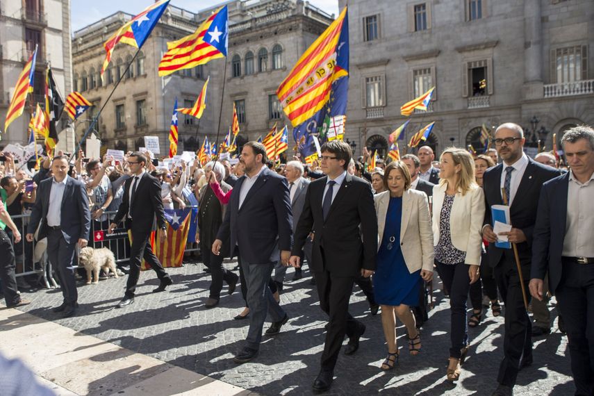 El presidente de la Generalitat de Cataluña Carles Puigdemont (c), la presidente del Parlamento Carme Forcadell (4d), y elvicepresidente Oriol Junqueras (6d), participan en concentración de alcaldes en la plaza Sant Jaume de Barcelona, convocada por la AMI y la ACM para protestar por las actuaciones de la Fiscalía contra el referéndum del 1-O, una movilización apoyada por el presidente catalán que ha recibido a los alcaldes en el Palau de la Generalitat.&nbsp;&nbsp;