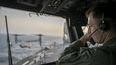 &nbsp;Un oficial naval a bordo del USS Tripoli (LHA 7) supervisa las operaciones de vuelo desde la torre de control mientras el buque de asalto anfibio navega en el mar Arábigo. Dos buques de guerra de EE.UU. lograron atravesar el estrecho de Ormuz e ingresar al golfo Pérsico este lunes, pese a un ataque coordinado con drones, misiles y pequeñas embarcaciones, atribuido a Irán.