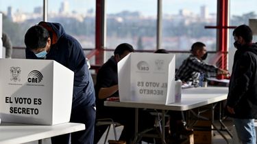 Un ecuatoriano residente en Madrid emitirá su voto para las elecciones presidenciales y legislativas en un colegio electoral del parque Casa de Campo en Madrid el 7 de febrero de 2021. Unos 179.000 electores ecuatorianos, residentes en España, están llamados a emitir sus votos para elegir un nuevo presidente bajo estrictas medidas de salud en medio de la pandemia del coronavirus COVID-19.&nbsp;