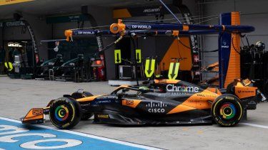 El piloto británico de McLaren, Lando Norris, sale de boxes durante la sesión de clasificación de sprint antes del Gran Premio de China de Fórmula 1 en el Circuito Internacional de Shanghai en Shanghai el 19 de abril de 2024. &nbsp;