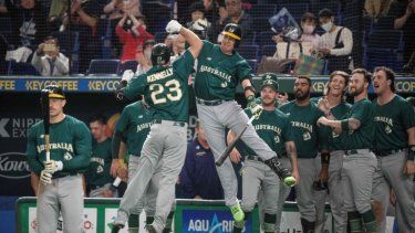 Timothy Kennelly de Australia (centro) celebra con sus compañeros de equipo después de conectar un jonrón durante el juego de la ronda B del Clásico Mundial de Béisbol (CMB) entre Australia y Corea del Sur en el Tokyo Dome en Tokio el 9 de marzo de 2023.&nbsp;