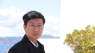 El director surcoreano Hwang Dong-Hyuk posa durante la sesión fotográfica de El juego del calamar (Squid Game) como parte de la quinta edición del Festival Internacional de Series de Cannes (Canneseries) en Cannes, sur de Francia, el 4 de abril de 2022.