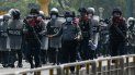 EEUU sanciona a dos militares de Birmania vinculados con el golpe tras el asesinato de manifestantes. En la foto la policía avanza hacia los manifestantes contra el golpe militar el 22 de febrero de 2021. EEUU sanciona a dos militares de Birmania vinculados con el golpe tras el asesinato de manifestantes. En la foto la policía avanza hacia los manifestantes contra el golpe militar el 22 de febrero de 2021.