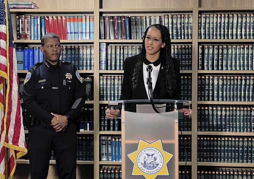 La fiscal de distrito de San Francisco, Brooke Jenkins, habla con la prensa en una conferencia de prensa junto al jefe policial William Scott el lunes 31 de octubre de 2022, en San Francisco.&nbsp;