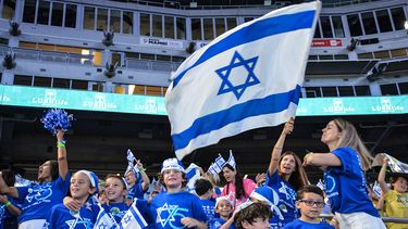 South Florida Zionists enarbola la bandera de Isarel, en el estadio de los Marlins, Miami.