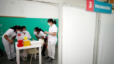En esta foto de archivo del 18 de febrero de 2021, enfermeras leen instrucciones sobre cómo administrar la vacuna Sputnik V contra COVID-19 en una escuela pública de Bernal, en las afueras de Buenos Aires, Argentina.
