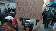 Una mujer muestra una pancarta en el lugar donde el candidato a la presidencia por el partido de las FARC, Rodrigo Londoño, pretendía asistir a un acto de campaña. Una mujer muestra una pancarta en el lugar donde el candidato a la presidencia por el partido de las FARC, Rodrigo Londoño, pretendía asistir a un acto de campaña.