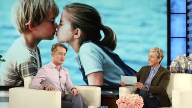 Macaulay Culkin y Ellen DeGeneres en The Ellen DeGeneres Show en Burbank, California, el 23 de abril de 2018.