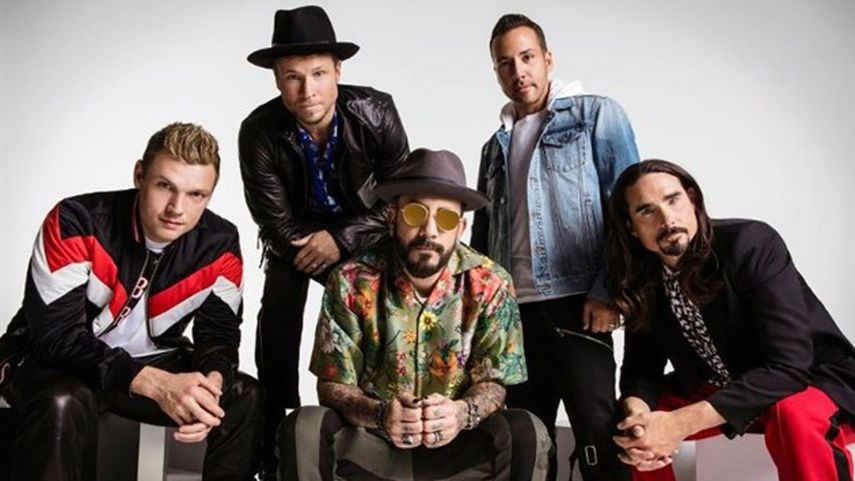 DNA llegó a las tiendas el 25 de enero y en su primera semana despachó 234.000 copias en Estados Unidos.