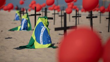 Cruces, globos rojos y la bandera de Brasil son colocados en la playa de Copacabana por el organismo no gubernamental R&iacute;o de Paz en honor a las v&iacute;ctimas de COVID-19, en R&iacute;o de Janeiro, Brasil, el s&aacute;bado 8 de agosto de 2020.&nbsp;