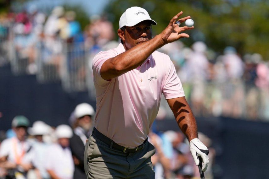 Tiger Woods atrapa la pelota en el hoyo nueve durante una ronda de práctica en Pinehurst antes del U.S. Open, el martes 11 de junio del 2024.&nbsp;