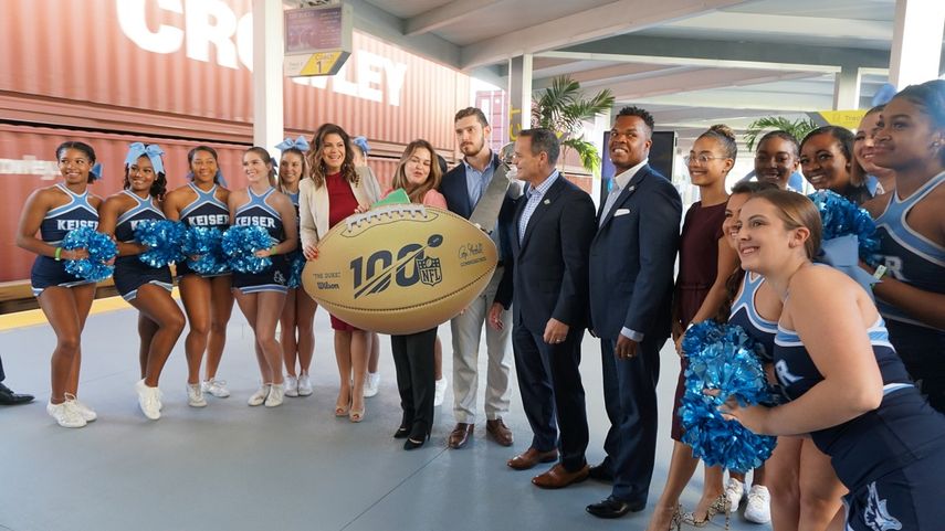 Las cheerleaders de la Universidad Keiser reciben a los ejecutivos del comit&eacute; organizador del Super Bowl de Miami durante su arribo a la estaci&oacute;n del tren Brightline en West Palm Beach, en la ma&ntilde;ana del 9 de diciembre del 2019. Janelle Prieto, vicepresidente del comit&eacute;, sostiene el cartel de los 100 a&ntilde;os de la NFL junto a Gloria Garc&eacute;s, Felipe Angulo y Raymond Mart&iacute;nez.&nbsp;