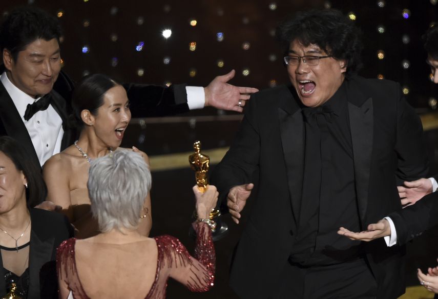Bong Joon Ho, derecha, reacciona al recibir el premio de Mejor película por Parasite de la anfitriona Jane Fonda en los Oscar el 9 de febrero de 2020 en el Teatro Dolby en Los Angeles. De izquierda a derecha Kang-Ho Song y Kwak Sin Ae.&nbsp;