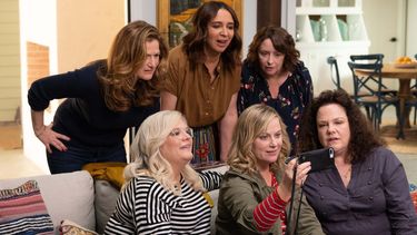 Poehler se refirió a la chispa que surge cuando comparte escenas con Tina Fey y Maya Rudolph, una química forjada durante años y que volvió a brillar hace poco durante un segmento de los últimos Óscar.