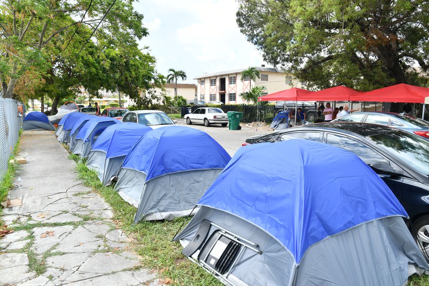 Tiendas de campaña localizadas en las afueras del edificio evacuado. En esas carpas estan viviendo sus residentes.&nbsp;