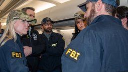 La fiscal general Pam Bondi (izquierda), el director del FBI Kash Patel (centro) y la directora de Inteligencia Nacional Tulsi Gabbard (centro derecha) aparecen el miércoles 5 de marzo esperando la llegada de Muhammad Sharifullah a Estados Unidos tras su arresto en el extranjero