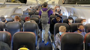A pesar de todas las medidas sanitarias en aeropuertos y aviones, muchas personas siguen escépticas a viajar. &nbsp;