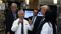 El m&eacute;dico Anthony Fauci, director del Instituto Nacional de Enfermedades Al&eacute;rgicas e Infecciosas de Estados Unidos, habla con el presidente Donald Trump, el martes 3 de marzo de 2020, en Bethesda, Maryland.&nbsp;