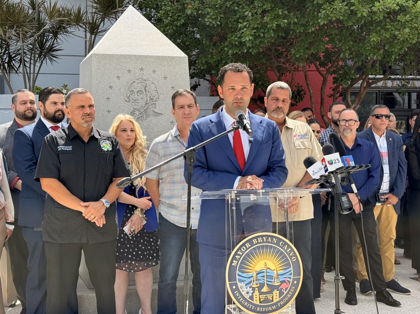 Bryan Calvo, alcalde de Hialeah, durante el anuncio.&nbsp;