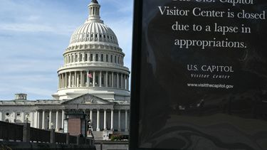 Letrero anuncia que el centro para visitantes en el Capitolio está cerrado debido a la parálisis presupuestaria.