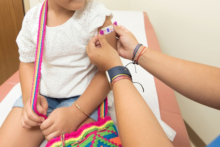Imagen referencial de una niña que ha recibido una vacuna en un centro médico.&nbsp;