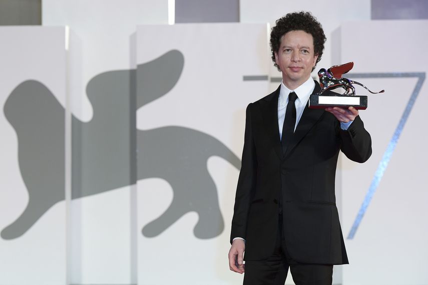 El director mexicano Michel Franco posa con el León de Plata, el premio del jurado, por su película &ldquo;Nuevo Orden&rdquo; en la ceremonia de clausura de la 77&ordf; edición del Festival de Cine de Venecia.&nbsp;