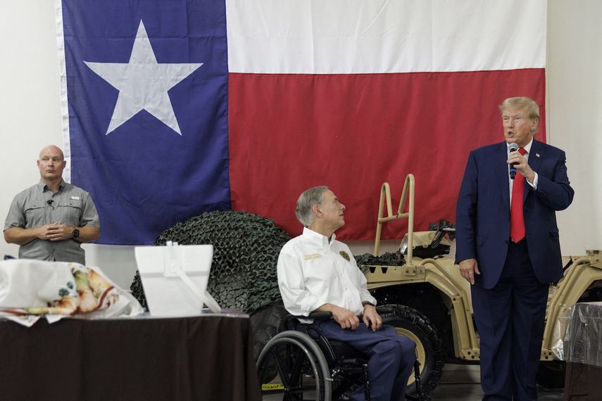 El expresidente estadounidense Donald Trump pronuncia un discurso con el gobernador de Texas, Greg Abbott, en el aeropuerto internacional del sur de Texas el 19 de noviembre de 2023 en Edinburg, Texas.