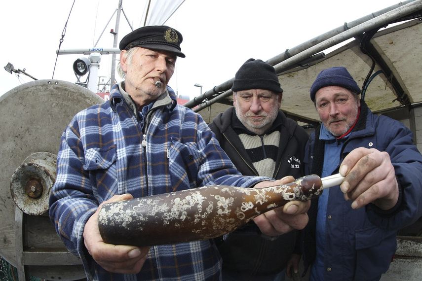El 6 de marzo de 2014, los pescadores alemanes Konrad Fischer (izq.), Klaus Matthiesen (cen.) y Thomas Buick hallaron una botella con un mensaje en su interior que fue lanzado al mar en 1913. El mensaje que guardaba esa botella se consideró entonces el más antiguo jamás encontrado.&nbsp;