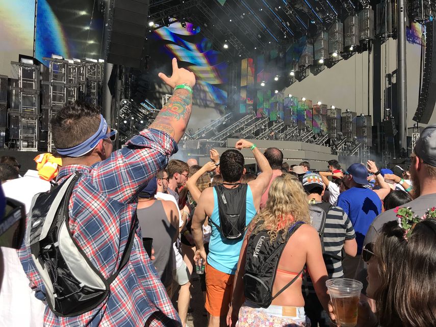 Miles de jóvenes acudieron al festival Ultra, una especie de macrodiscoteca comandada por figuras de la música electrónica.