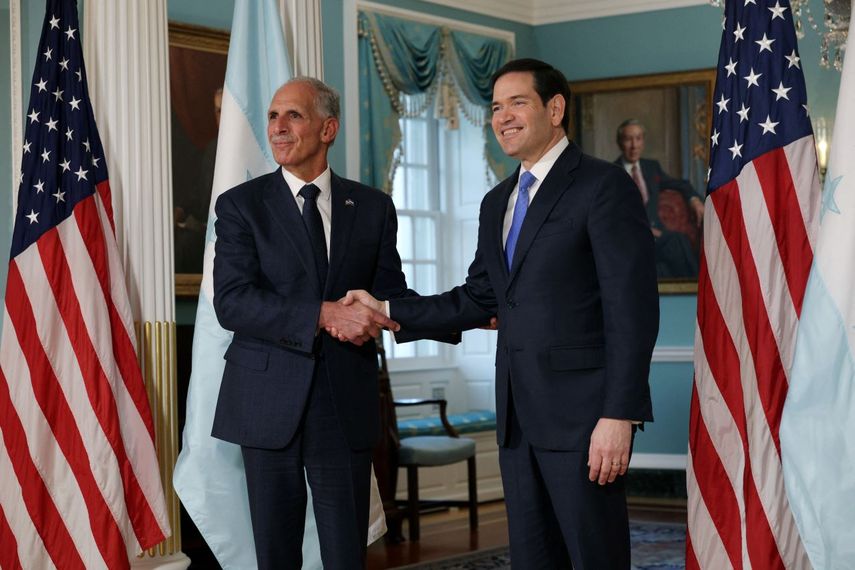 El Secretario de Estado Marco Rubio le da la bienvenida al presidente electo Nasry Asfura de Honduras en el Departamento de Estado el 12 de enero de 2026 en Washington, DC.