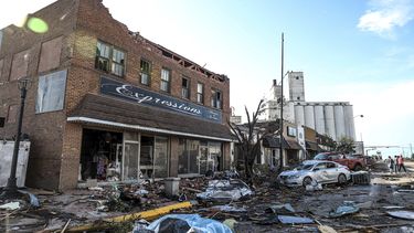 Vista de los edificios y vehículos dañados tras el paso de un tornado por Perryton, Texas, el 15 de junio de 2023.&nbsp;