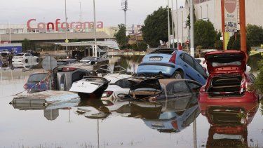 Autos se ven medio sumergidos después de inundaciones en Valencia, España, el 1 de noviembre de 2024.&nbsp;