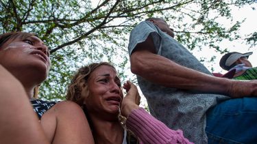 Una joven llora mientras observa a fuerzas del régimen atacan a la población desarmada en la frontera con Cúcuta.&nbsp;