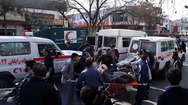 Médicos afganos trasladan a los heridos al hospital tras la explosión.&nbsp;
