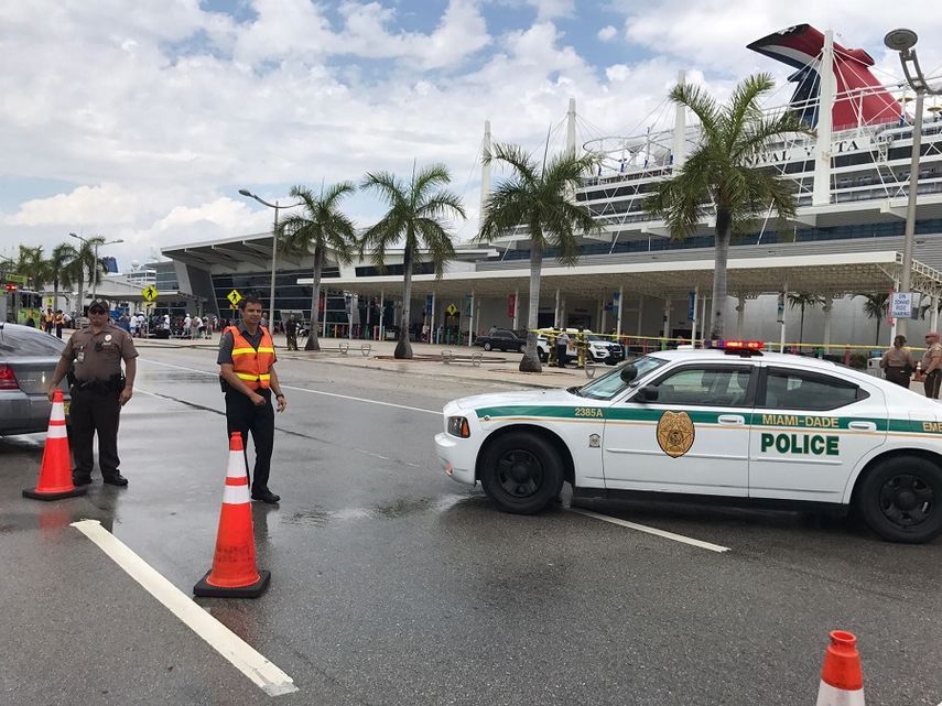 Las autoridades cerraron temporalmente el paso en el Puerto de Miami como medida de precaución.