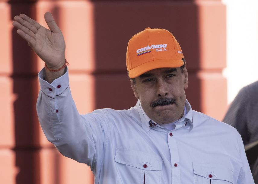 El presidente Nicolás Maduro saluda a sus simpatizantes durante una protesta contra nuevas sanciones de Estados Unidos para presionar a su gobierno en Caracas, Venezuela, el lunes 20 de febrero de 2020. (AP Foto/Ariana Cubillos)