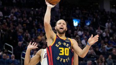 Stephen Curry #30 de los Golden State Warriors lanza contra Los Angeles Lakers durante la segunda mitad en el Chase Center el 25 de enero de 2025 en San Francisco, California.