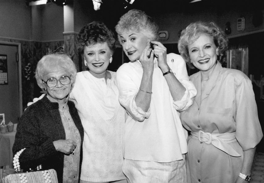 En esta foto del 25 de diciembre de 1985, e izquierda a derecha Estelle Getty, Rue McClanahan, Bea Arthur y Betty White posan durante un receso en la grabación de la serie en Hollywood, California.&nbsp;