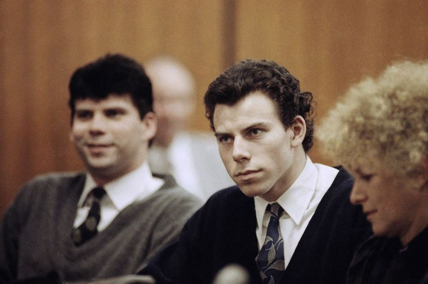 Lyle, a la izquierda, y Erik Menéndez se sientan con la abogada defensora Leslie Abramson, a la derecha, en el Tribunal Municipal de Beverly Hills durante una audiencia, el 26 de noviembre de 1990.