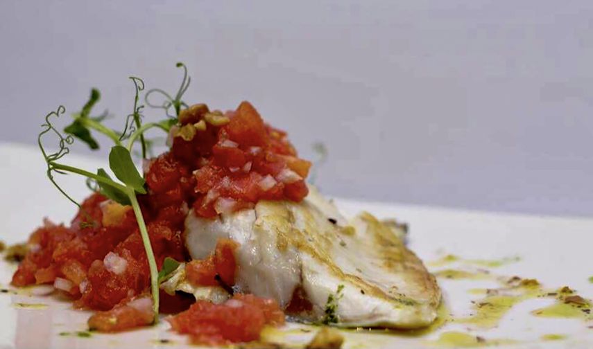 Corvina con tratarte de tomate, aceite de pipas de girasol y brotes de guisantes, del chef Tomás Cuadrado..