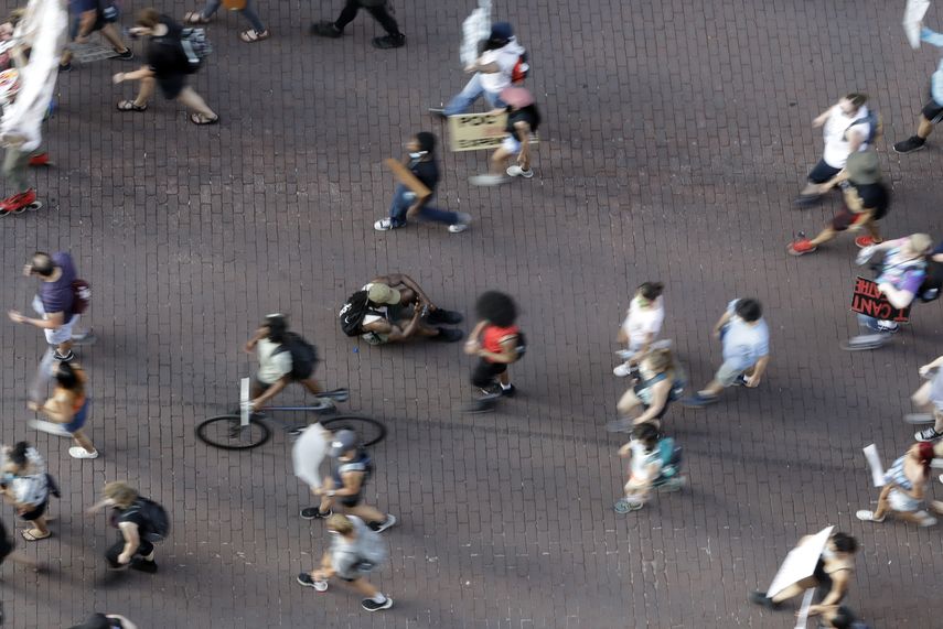 Manifestantes marchan en Indianapolis, 6 de junio de 2020, contra la brutalidad policial tras la muerte de George Floyd a manos de la polic&iacute;a en Minneapolis.&nbsp;