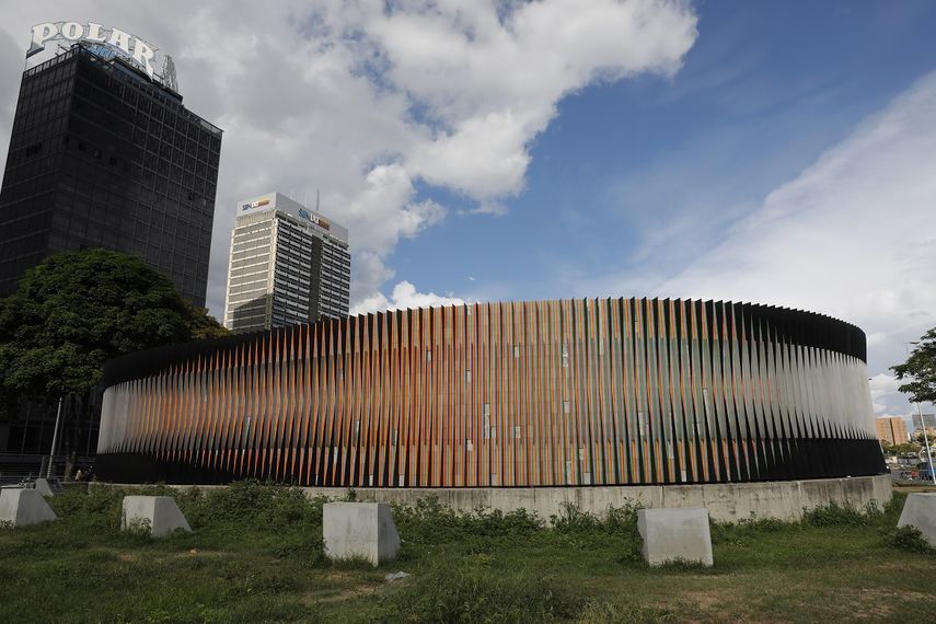 La obra Fisicromía Concavo-Convexa, del maestro venezolano del arte cinético Carlos Cruz-Diez, en la Plaza Venezuela de Caracas.
