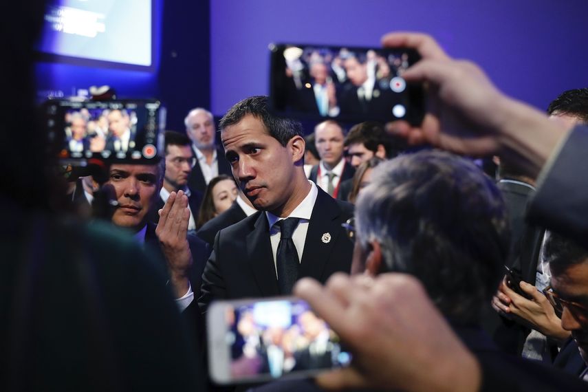 El l&iacute;der de la oposici&oacute;n pol&iacute;tica venezolana Juan Guaid&oacute; habla con los periodistas en el marco del Foro Econ&oacute;mico Mundial en Davos, Suiza, el jueves 23 de enero de 2020.&nbsp;