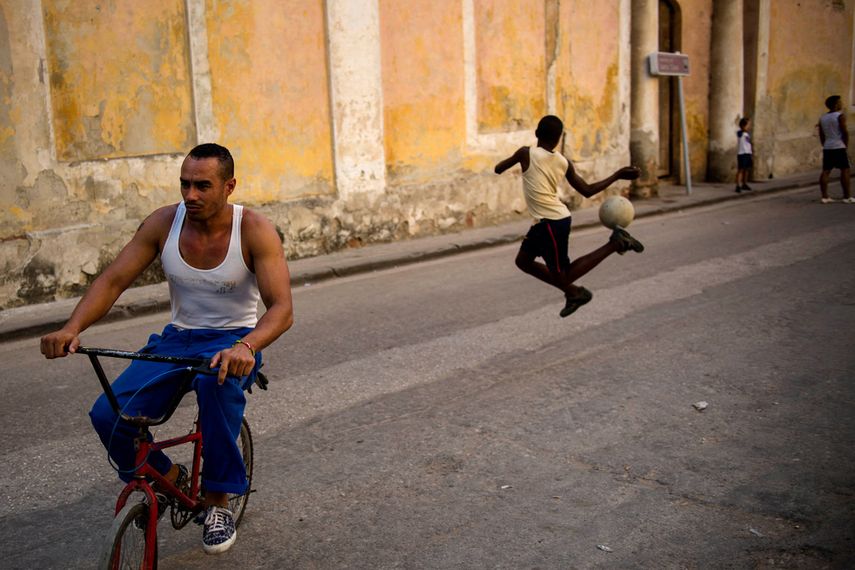 El diario describe los barrios más pobres de La Habana y explica que la miseria, que el Gobierno cubano no ha podido eliminar ni en sus mejores años, está cada día más lejos de poder erradicarse. (Foto AP)