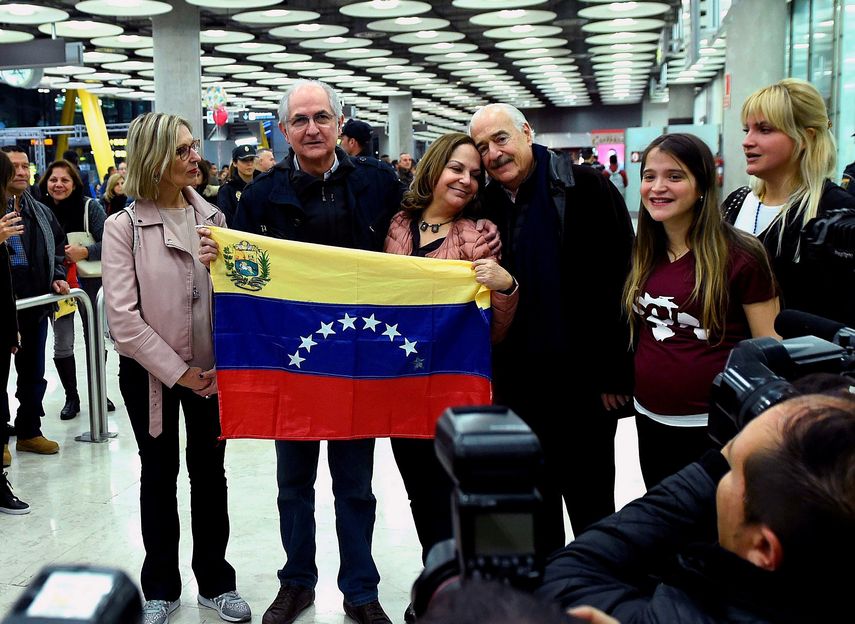 En España me siento libre fueron las primeras palabras que pronunció el alcalde metropolitano de Caracas nada más pisar suelo español y después de abrazar cariñosamente a su esposa Mitzy Capriles y a sus dos hijas.