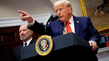 El presidente de Estados Unidos Donald Trump señala a un periodista para que le haga preguntas durante una conferencia de prensa en la Casa Blanca.