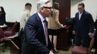 El actor Alec Baldwin sale de la sala del tribunal durante una pausa en su audiencia de juicio en el Tribunal de Distrito del Condado de Santa Fe el 10 de julio de 2024, en Nuevo México.