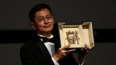 El director japonés y director de desarrollo creativo del estudio Ghibli, Goro Miyazaki, sostiene la Palma de Oro Honoraria durante la 77ª edición del Festival de Cine de Cannes en Cannes, sur de Francia, el 20 de mayo de 2024.