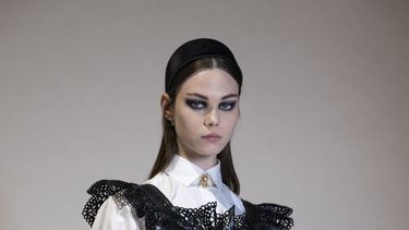 Una modelo presenta una creación para Christian Dior durante la presentación de la colección de moda prêt-à-porter Otoño/Invierno 2021, el 6 de marzo de 2021, en Aubervilliers, en las afueras de París.&nbsp;